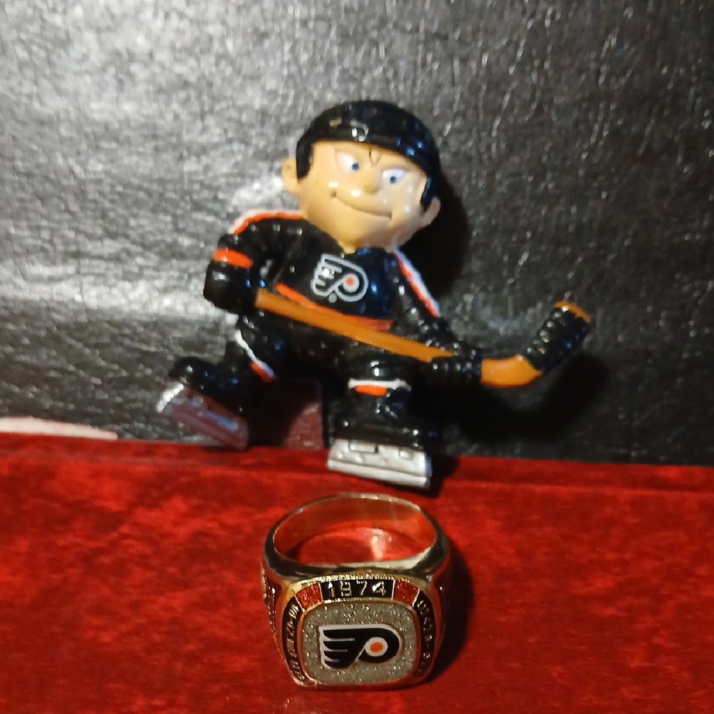 PHILIDELPHIA FLYERS 1974 Stanley Cup Ring & Fun Little Figurine.